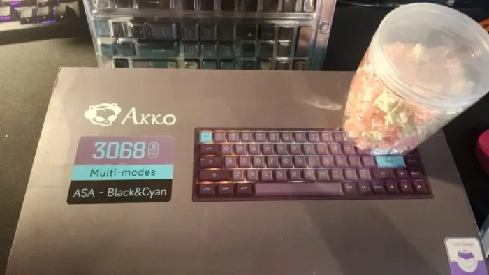 Teclado Mecânico AKKO 3068b + Key Caps e Switchs Extras