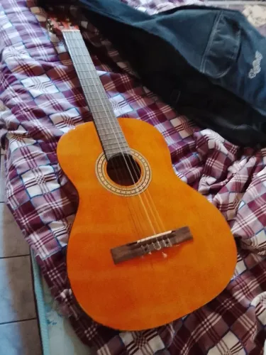 Vendo um violão semi.novo 