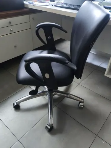 cadeira diretor rodízio couro