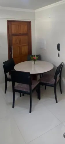 Vendo mesa completa com cadeiras de madeira