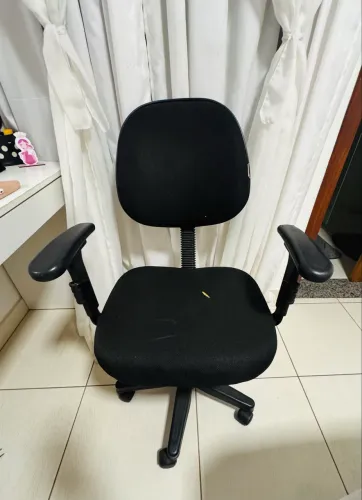 Cadeira de escritório giratória com braços