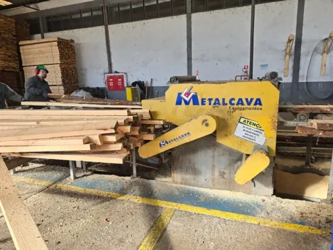 Refiladeira Metalcava Industrial com Esteiras | Serra Circular para Serraria