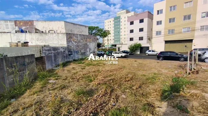 Terreno com 223m² à venda no Santa Mônica