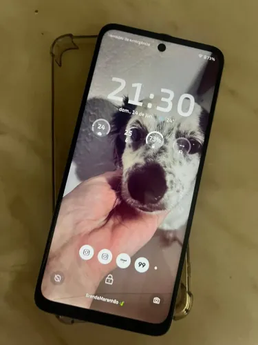 Moto g54 todo bom só está com um fio de cabelo bem pequeno na tela mais não afeta em nada