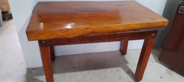 Mesa de madeira rústica está inacabada
