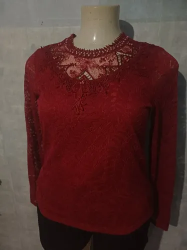 Blusa feminina com manga e renda