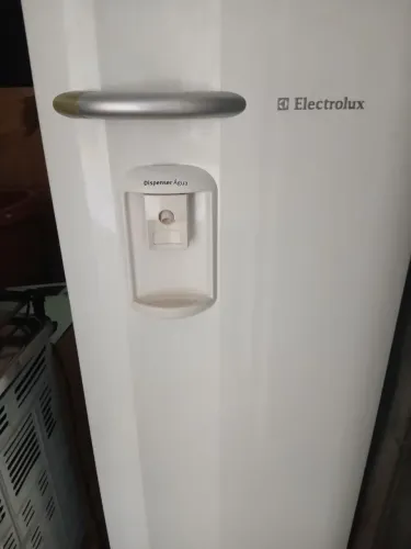 Refrigerador Electrolux RW34 com dispenser de água embutido