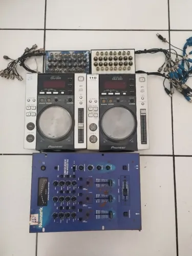 Kit DJ Pioneer CDJ-200 + Mesa Numark DM2002X
