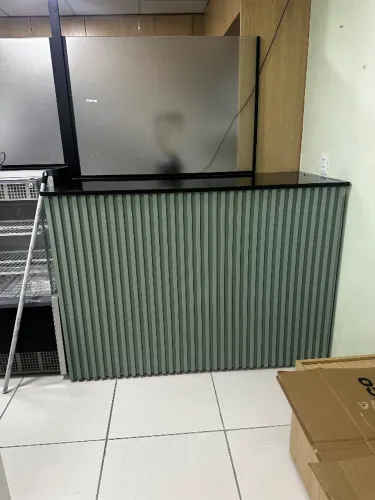 Balcão de canto ripado