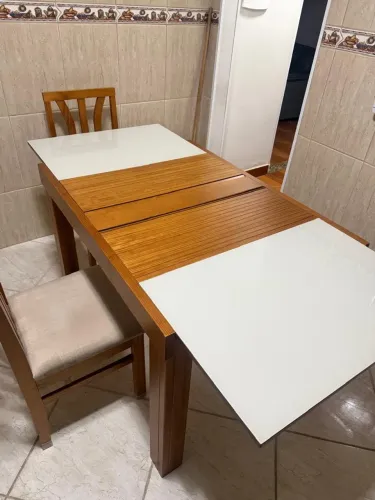 Vendo mesa extensível em madeira com tampo branco de vidro e 4 cadeiras
