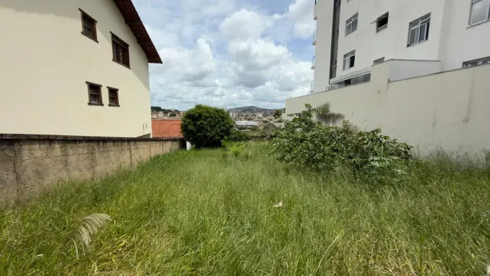 VENDE-SE LOTE EXCELENTE OPORTUNIDADE PARA CONSTRUTORES