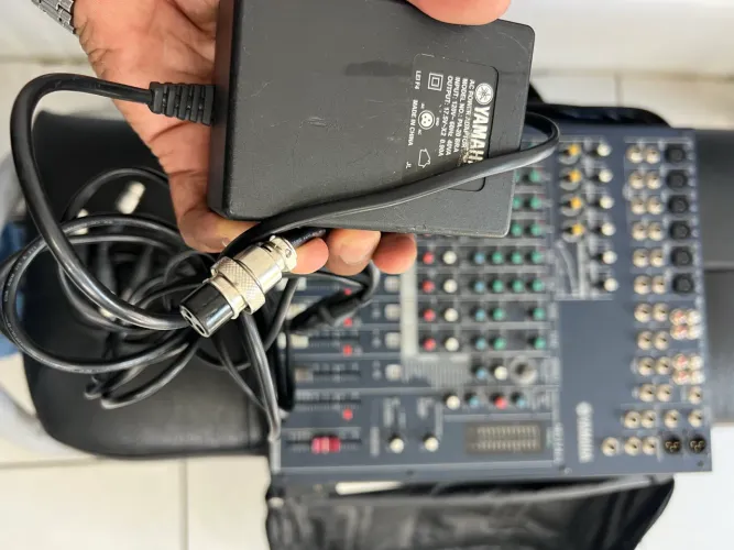Vendo Mesa de Som Yamaha MG124CX - 12 canais de entrada (4 mono + canais estéreo)