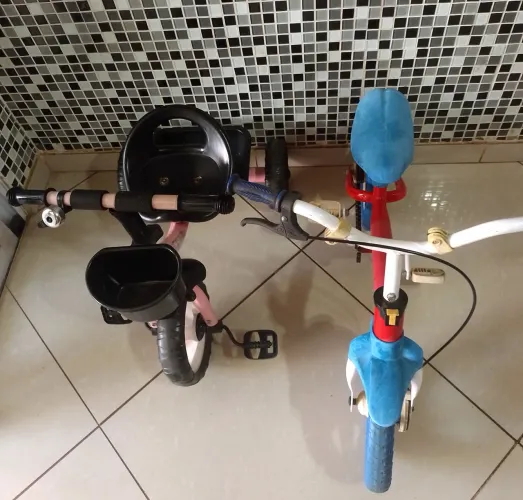 Duas bicicletas infantis