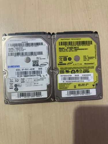 HD 500 GB e outro de 320 vendo os 2 juntos vai com cabos satas