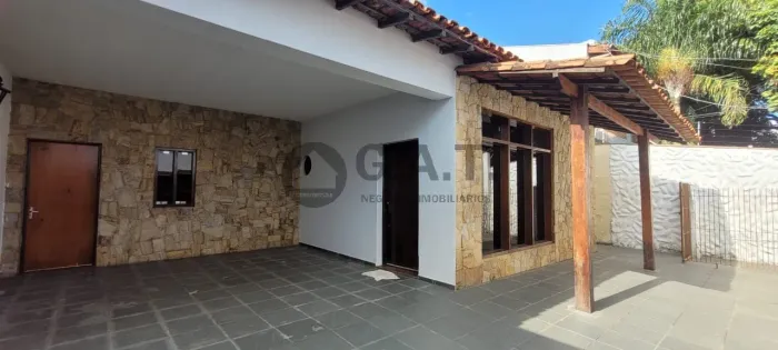 Casa para locação em Sorocaba-SP, bairro Santa Rosália: 3 quartos, 1 suíte, 2 salas, 3 ban
