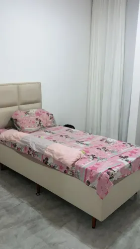 Cama com colchão e cabeceira