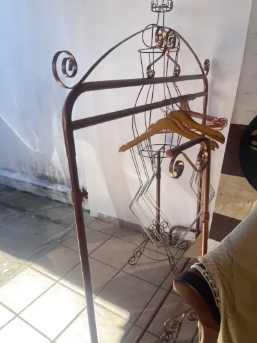 Arara de roupa dourada