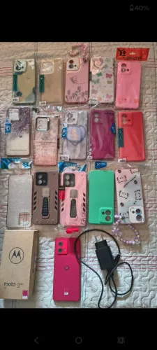 Vendo Motorola moto G 84 com 256 GB e 8 de memória RAM acompanhado do carregador e etc