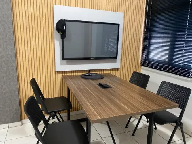 Conjunto 01Mesa reunião 1,50x0,90 e 04 cadeiras pretas