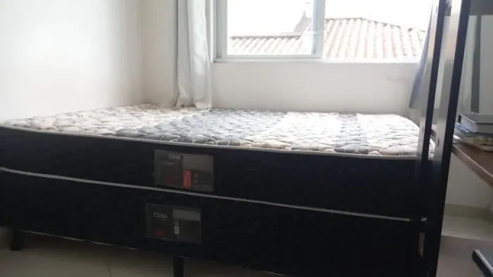 Cama box casal CASTOR com molas seminova.