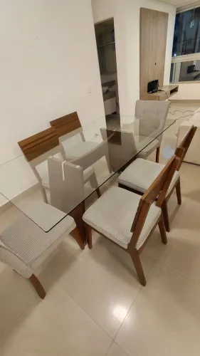 Mesa de jantar com com tampo de vidro e 6 cadeiras em excelente estado.