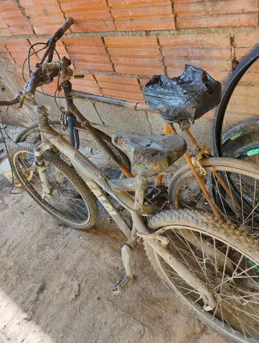 Vende 2 bicicleta valor 200 uma e Caloi 10 e a outra e uma caloi
