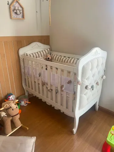 Berço Nóbile Branco Provençal com Capitonê Bege
