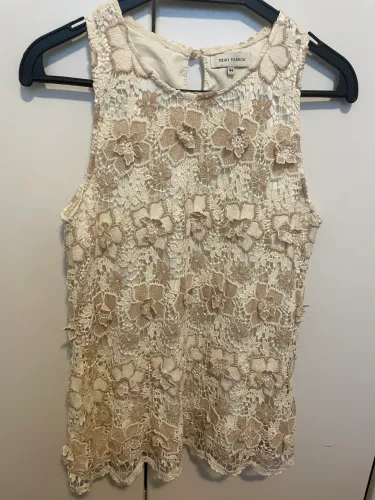 Blusa de renda com forro em cetim