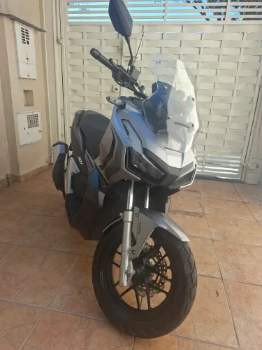 Moto de procedência extremamente nova 