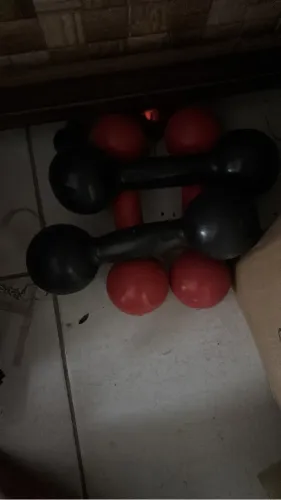 Vendo 2 pares de halteres Emborachado de 4 e 5 kg por 240 reais