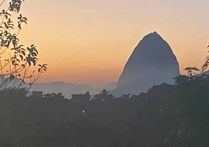 Casa triplex linda em Laranjeiras! Pedacinho do paraíso rua bucólica e com máx segurança.