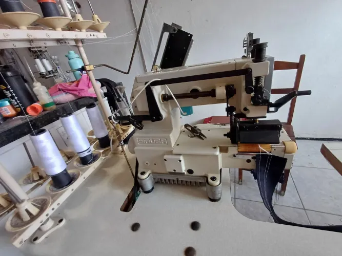 Máquina de costura industrial 12 agulhas única dona 
