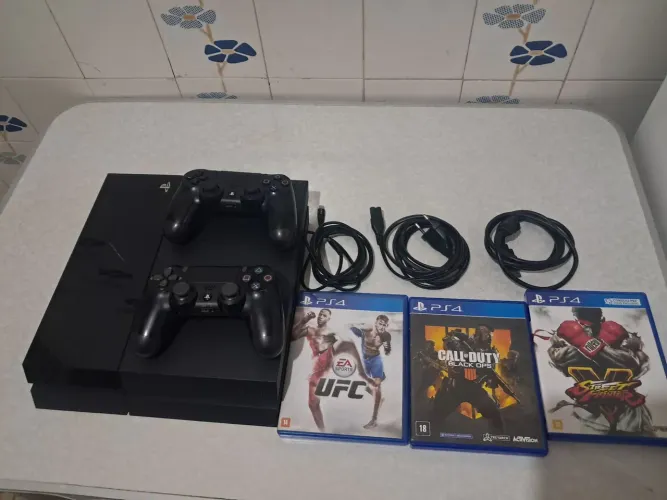 Vendo ps4 fat 500g com 2 controles + 3 jogos
