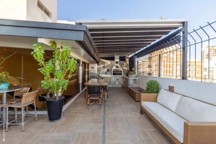 Duplex para venda em Cambuí com 4 quartos, sendo 3 suítes, 251m²