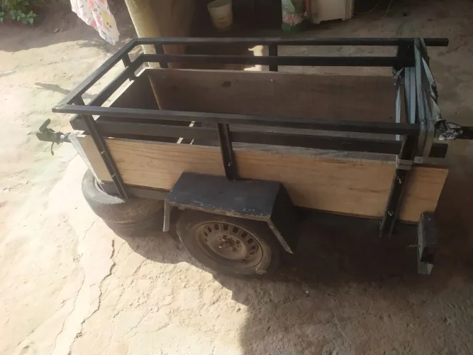Vendo reboque carretinha ,com lanternas