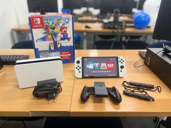 Nintendo Switch OLED Desbloqueado | Muito Conservado | Completo na Caixa