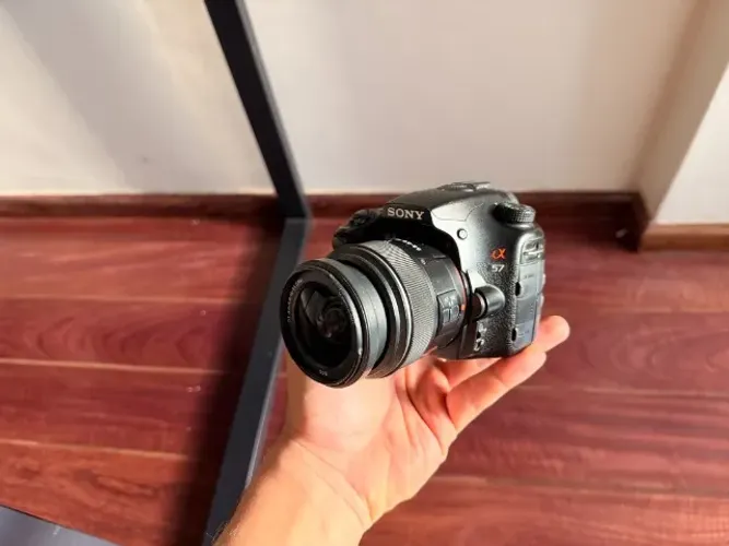 Câmera Sony Alpha A57 com Lente 18-55mm e Cartão SD 32GB
