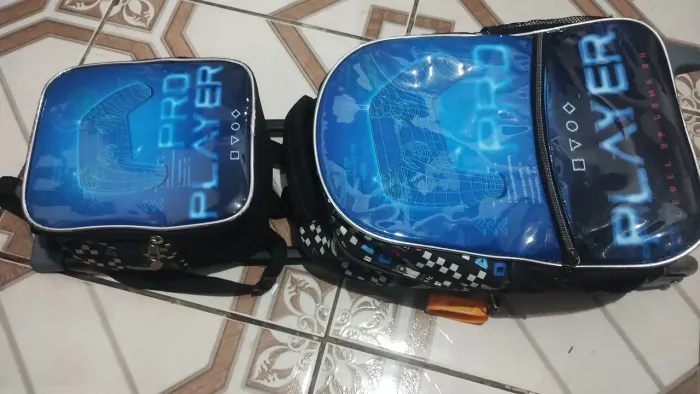 vendo mochila com rodinhas e lancheira