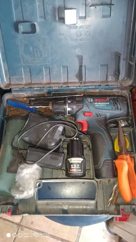 Furadeira e parafusadeira Bosch c/02 baterias e carregador 