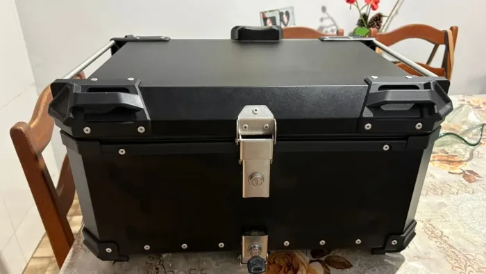 Bau de alumínio para moto com base e ferro inteiro
