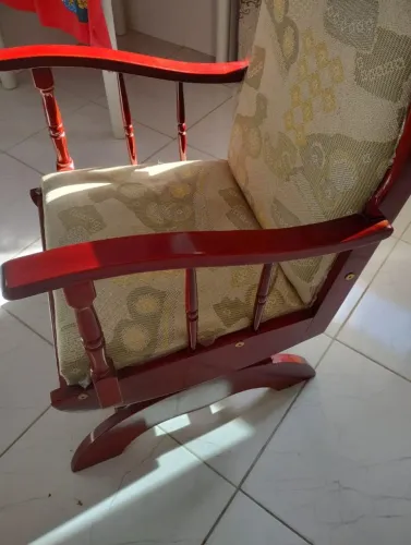 Cadeira de balanço antiga em boa condições