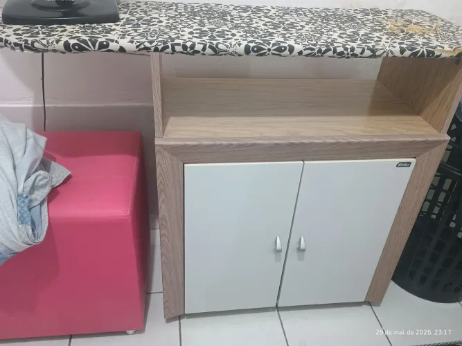 Armário com Mesa de Passar Roupas