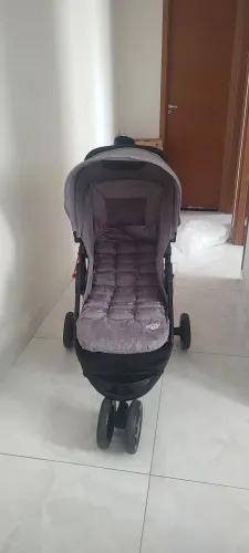 Carrinho de bebê. E bebê conforto Cosco