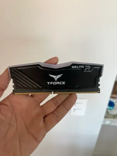 Memória RAM T-Force Delta RGB 8GB, da TeamGroup.