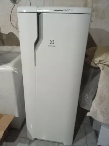 Geladeira Electrolux RE31 Degelo Prático