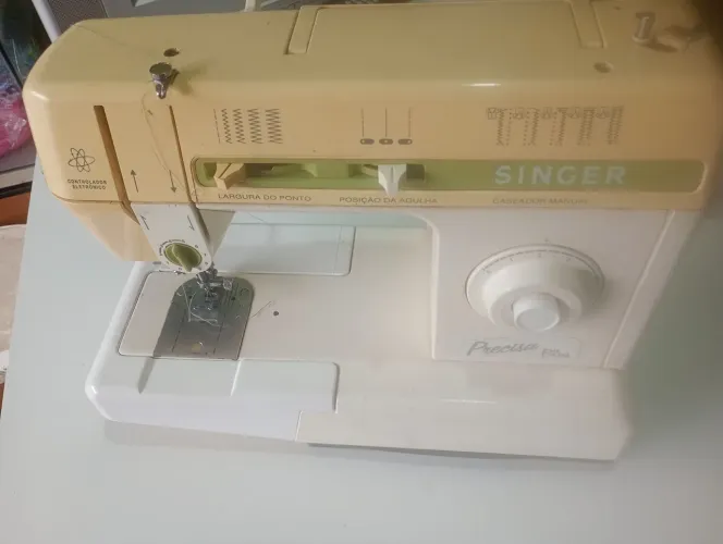 Máquina de costura Singer precisa plus