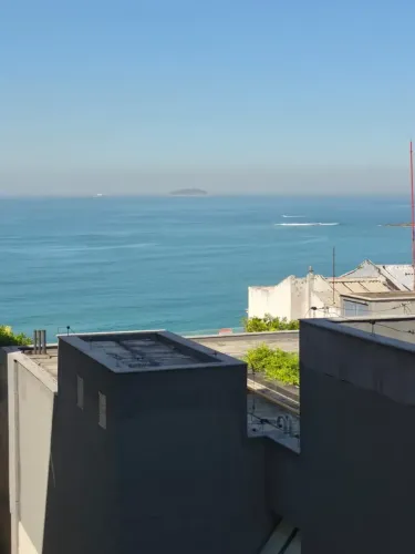 Quadra Avenida Atlântica! Alugamos Sala e quarto fundos, com vista mar. Apart Hotel Santa