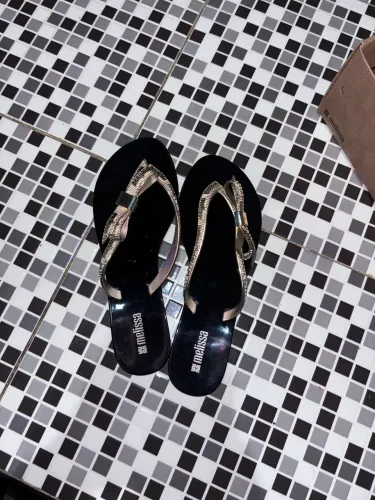 Rasteirinha Melissa Preta com Detalhes Dourad