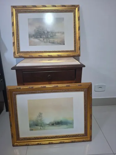 2 quadros com moldura dourada.