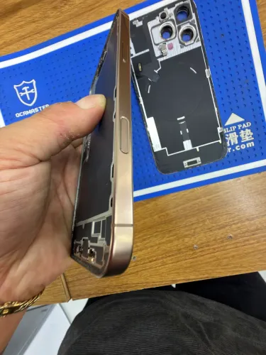 Carcaça iPhone 16 Pró Max Desert com periféricos.